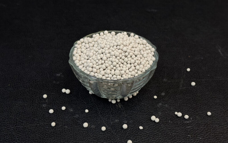 White clumping bentonite cat litter granules in a glass bowl