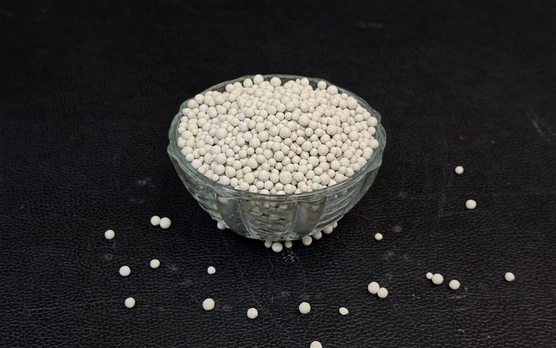 White bentonite granules in a glass bowl